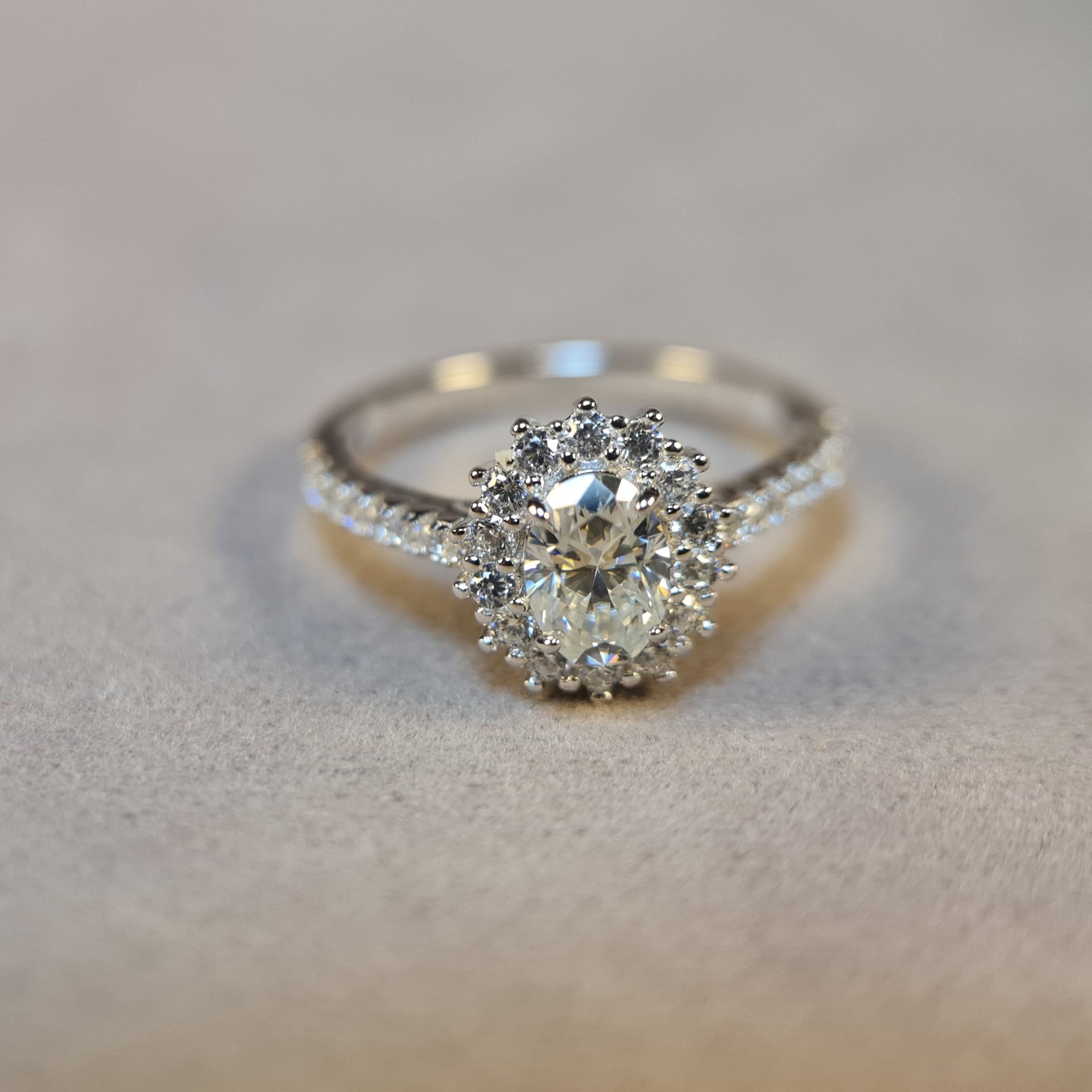 MOISSANITE ENGAGEMENT RING, OVAL CUT 1.00CT, Halo Effect,Synthetic diamonds,Vintage Classic