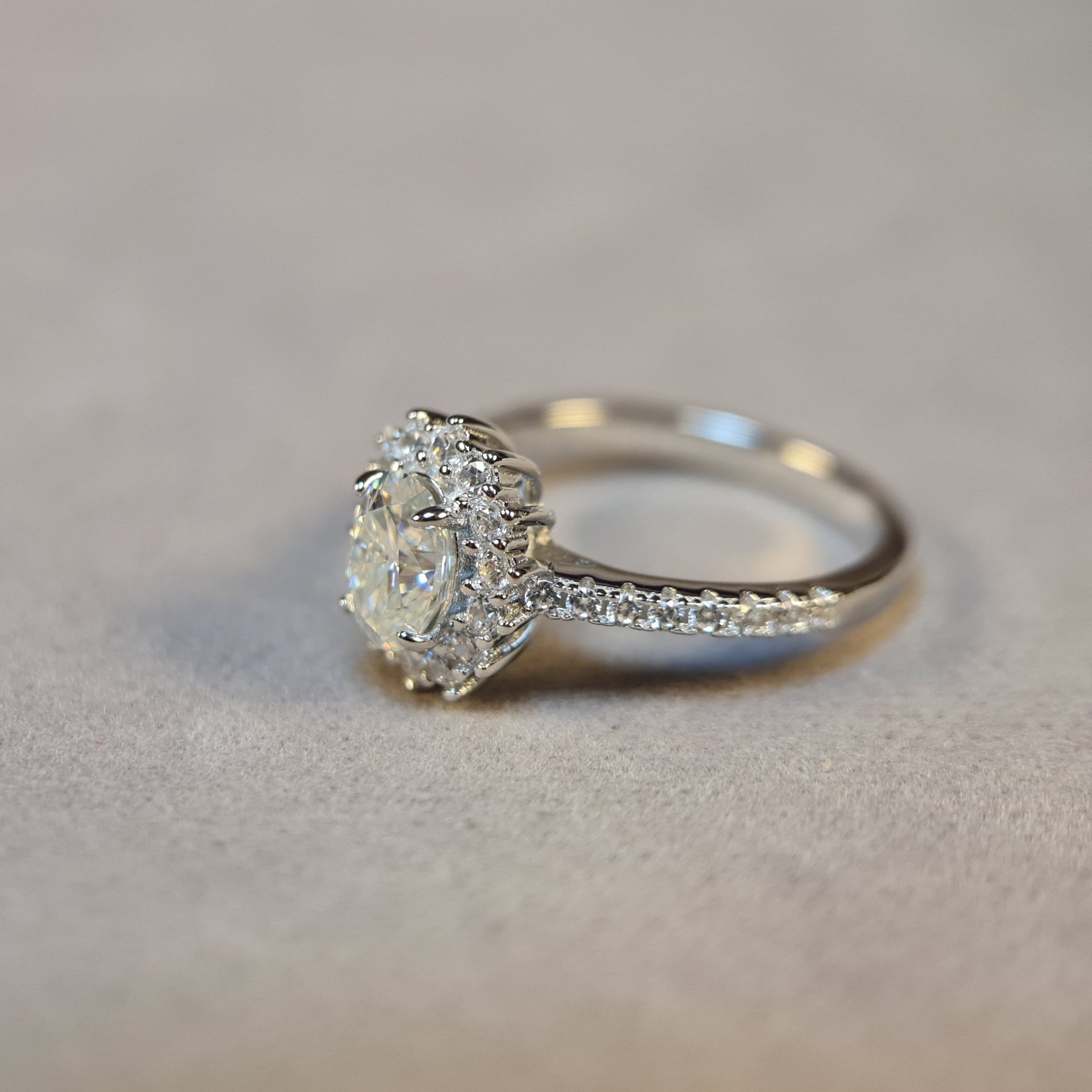 MOISSANITE ENGAGEMENT RING, OVAL CUT 1.00CT, Halo Effect,Synthetic diamonds,Vintage Classic