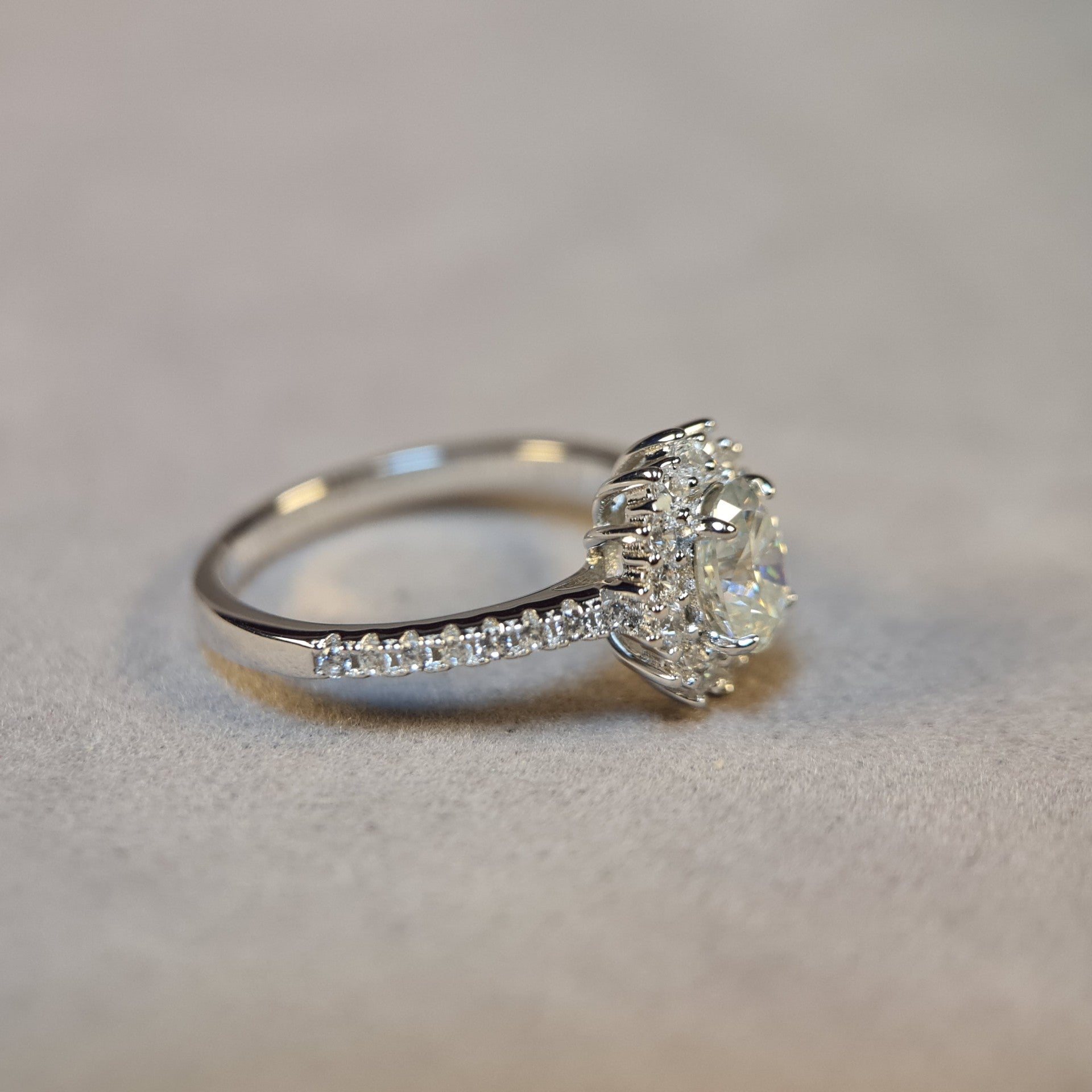 MOISSANITE ENGAGEMENT RING, OVAL CUT 1.00CT, Halo Effect,Synthetic diamonds,Vintage Classic